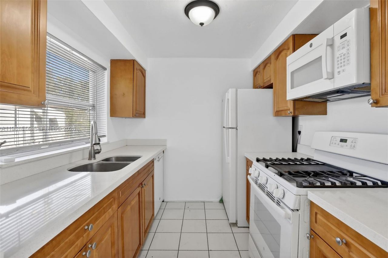 6853 NW 26th Ct, Sunrise, FL 33313 Photo