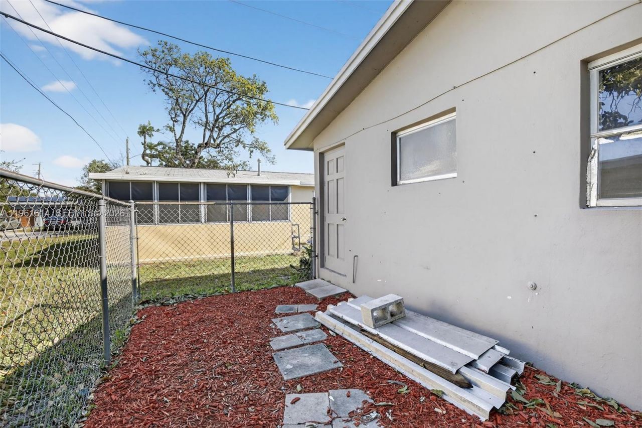 6853 NW 26th Ct, Sunrise, FL 33313 Photo