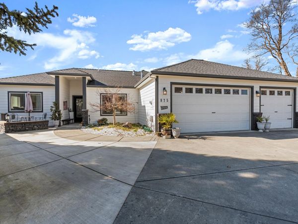 875 N Mountain Avenue, Central Point, OR 97502