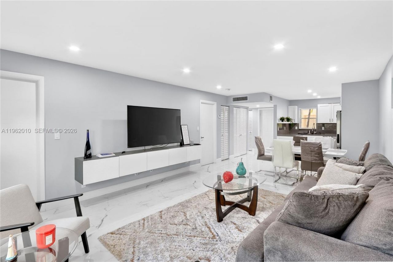 410 SE 2nd St, Unit 111, Hallandale Beach, FL 33009 Photo