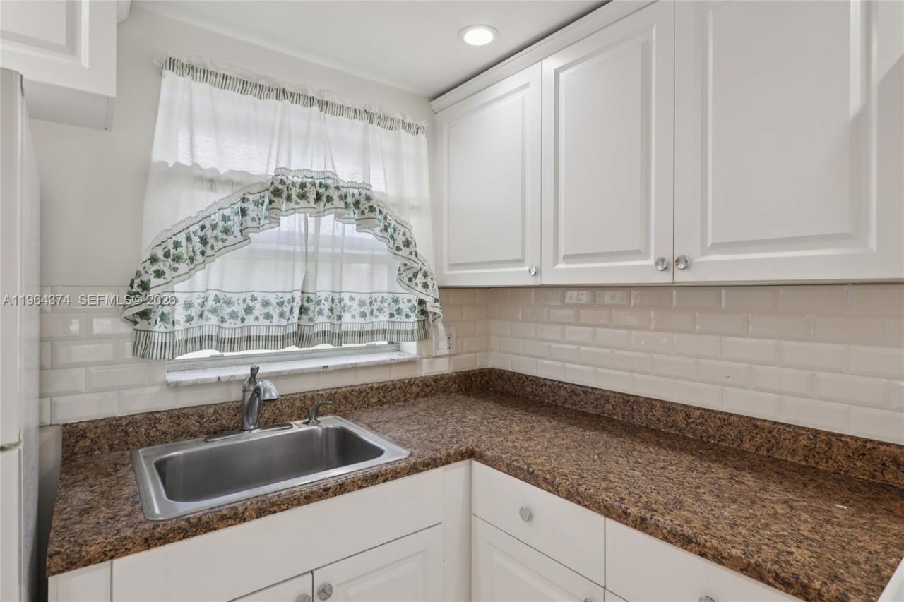 8135 Sunrise Lakes Blvd, Unit 208, Sunrise, FL 33322 Photo