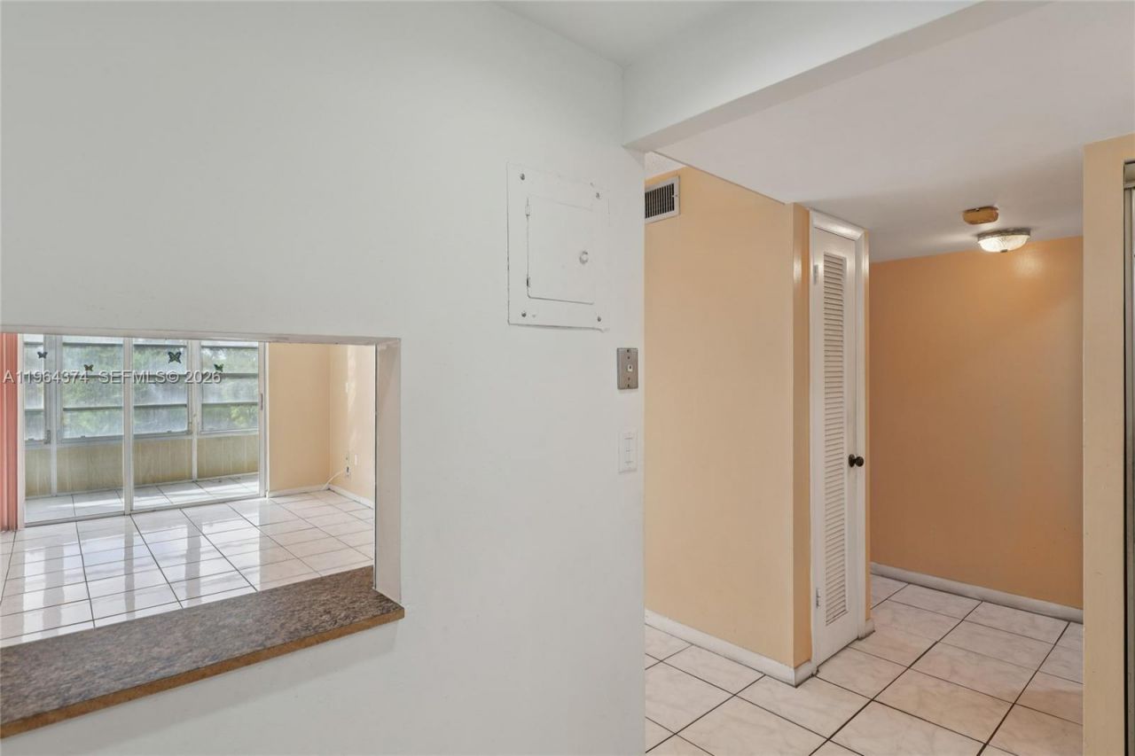 8135 Sunrise Lakes Blvd, Unit 208, Sunrise, FL 33322 Photo