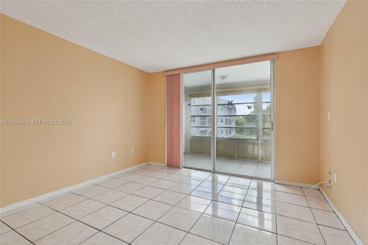 8135 Sunrise Lakes Blvd, Unit 208, Sunrise, FL 33322 Photo