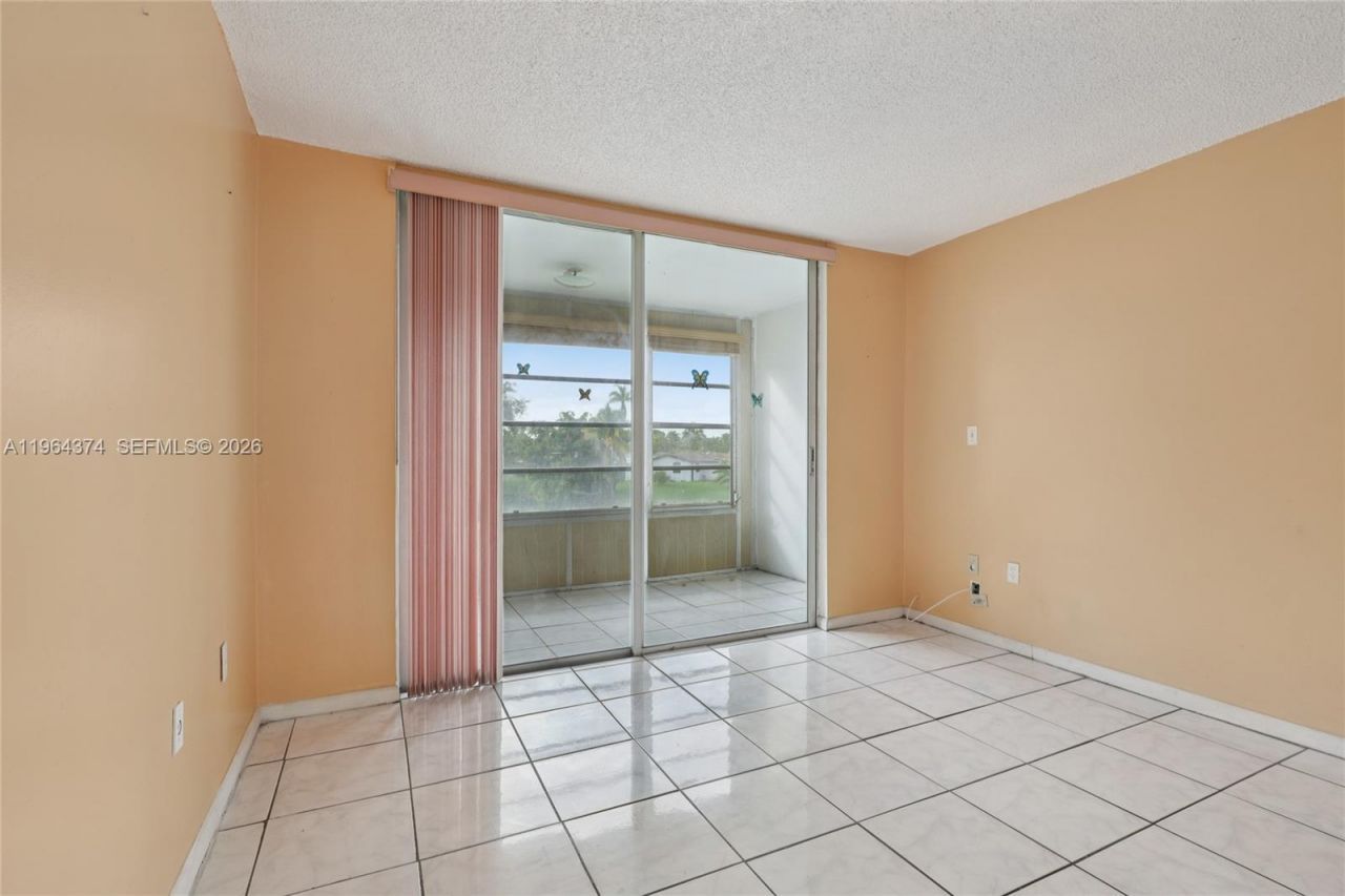 8135 Sunrise Lakes Blvd, Unit 208, Sunrise, FL 33322 Photo
