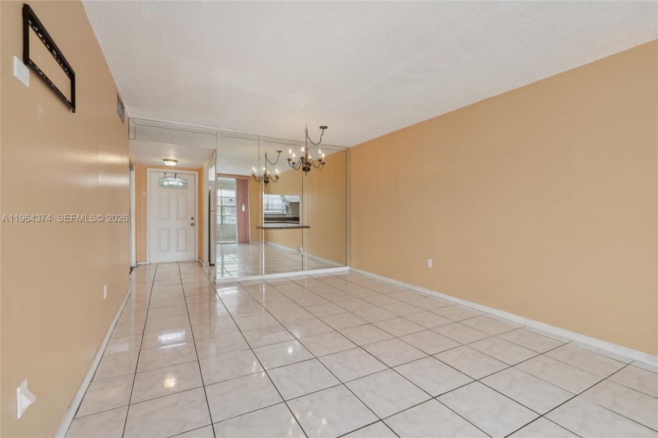 8135 Sunrise Lakes Blvd, Unit 208, Sunrise, FL 33322 Photo