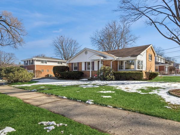 1215 W Sigwalt Street, Arlington Heights, IL 60005