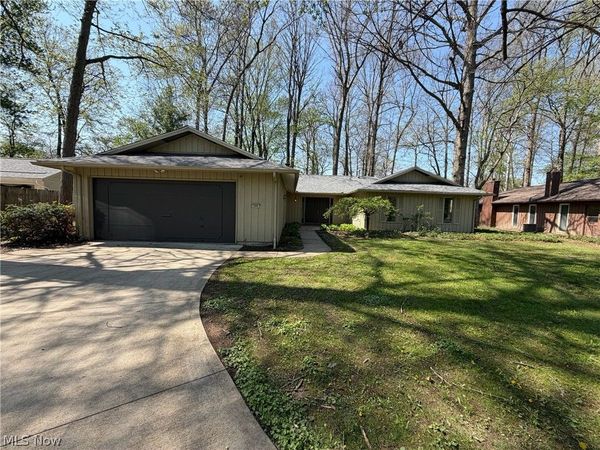 5896 Mills Creek Lane, North Ridgeville, OH 44039