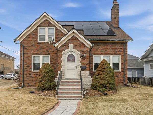 312 N Franklin Street, Manchester, IA 52057