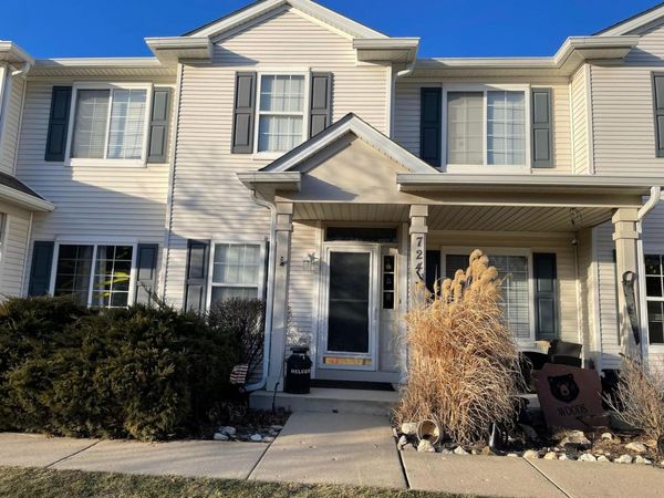 724 COUNTY LINE Road, Unit 724, Aurora, IL 60502