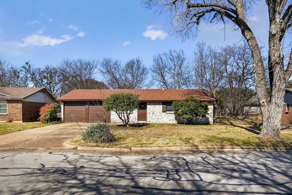 404 Nathan Street, Burleson, TX 76028 Main Photo