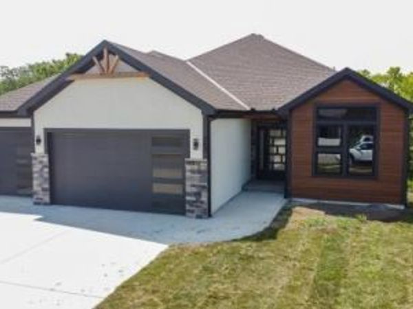 700 Blackhawke Drive, Smithville, MO 64089