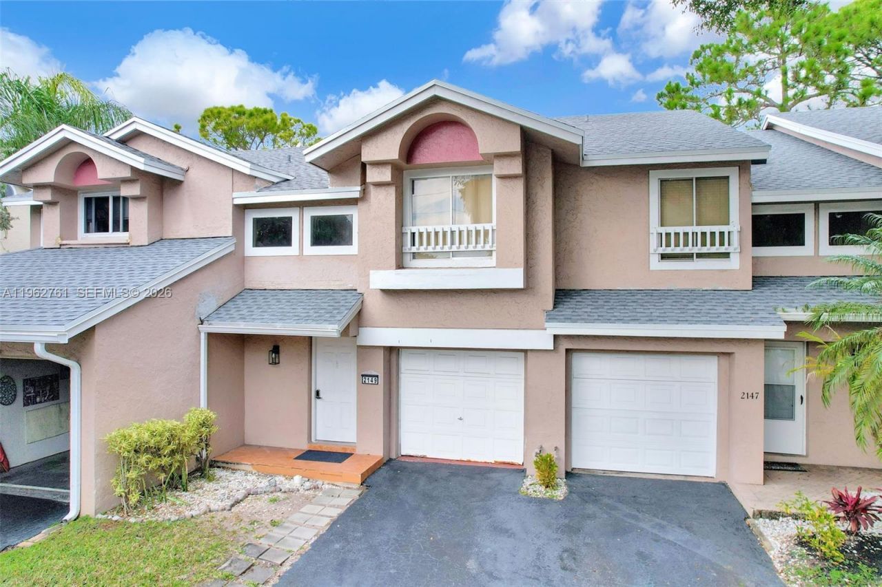2149 W Discovery Cir W, Deerfield Beach, FL 33442 Main Photo