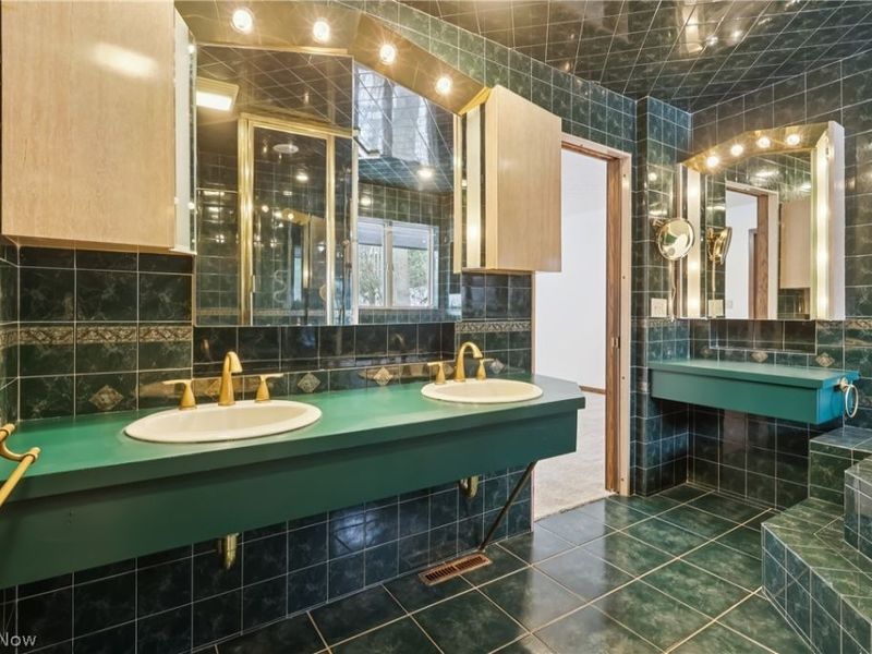 680 Rocky Hollow Drive, Akron, OH 44313 Photo 12