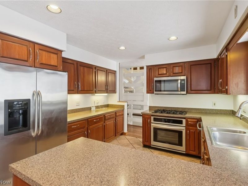 680 Rocky Hollow Drive, Akron, OH 44313 Photo 2