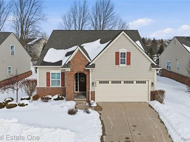 1082 Paddock Drive, South Lyon, MI 48178