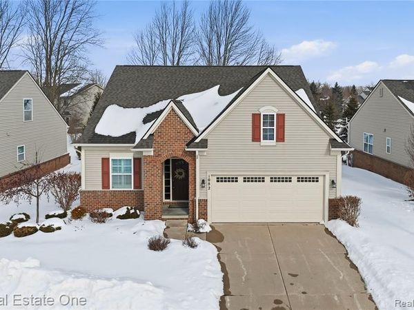 1082 Paddock Drive, South Lyon, MI 48178