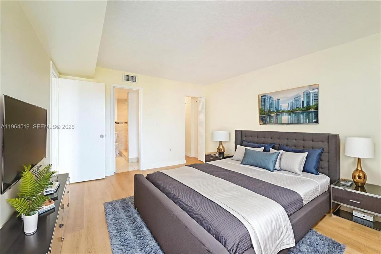 4801 NW 7th St, Unit 803-16, Miami, FL 33126 Photo