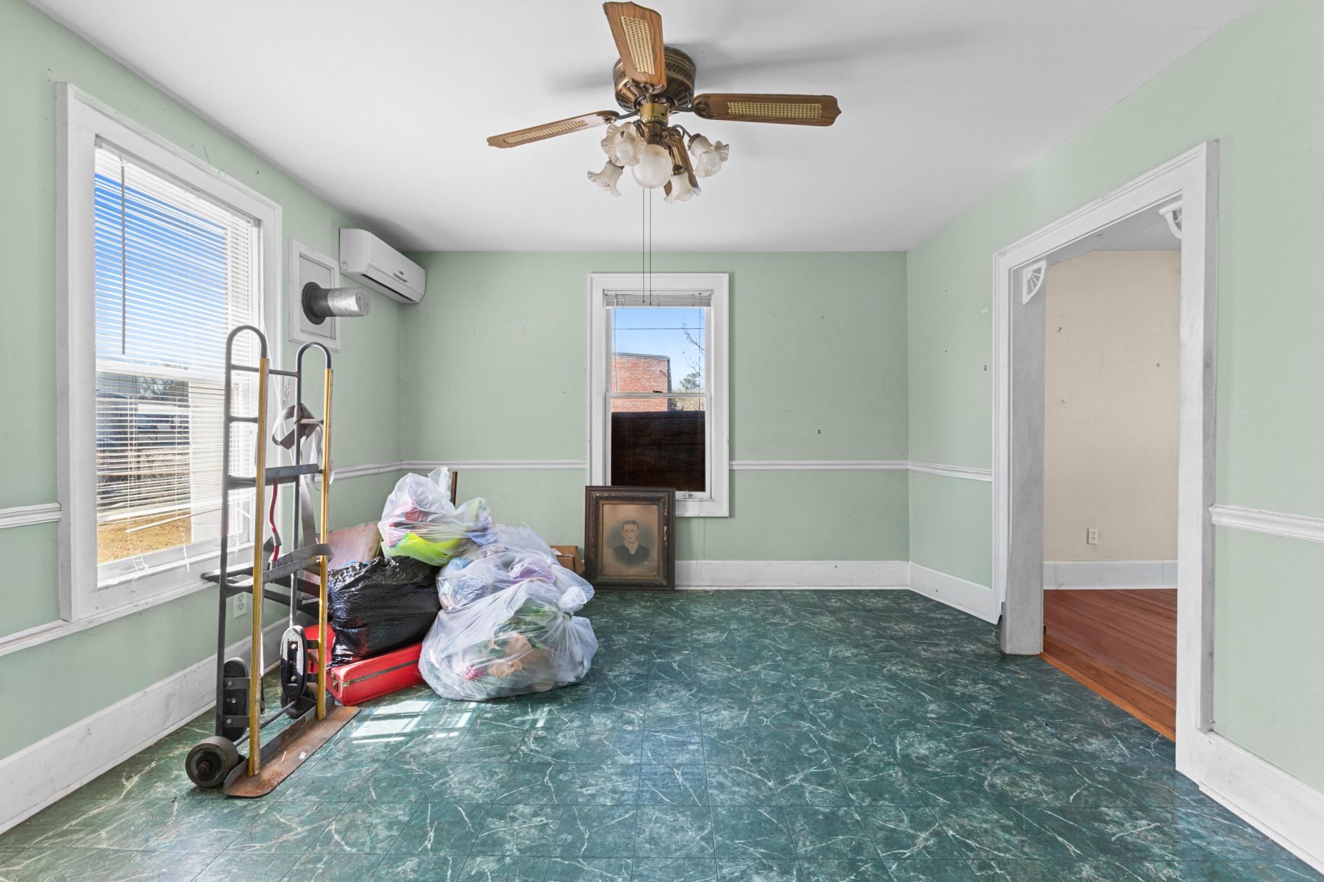 311 Heatley Street Photo 11