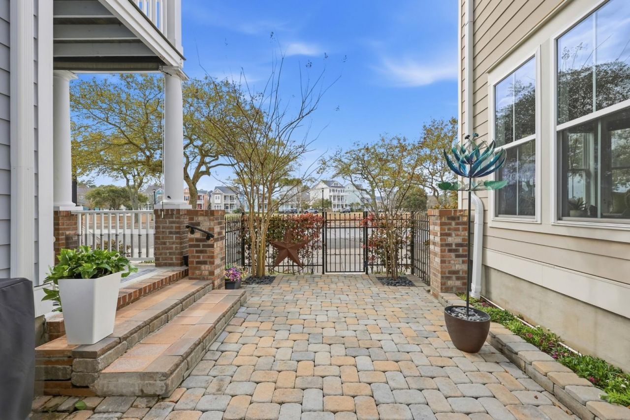 866 Farrow Pkwy. Photo 2