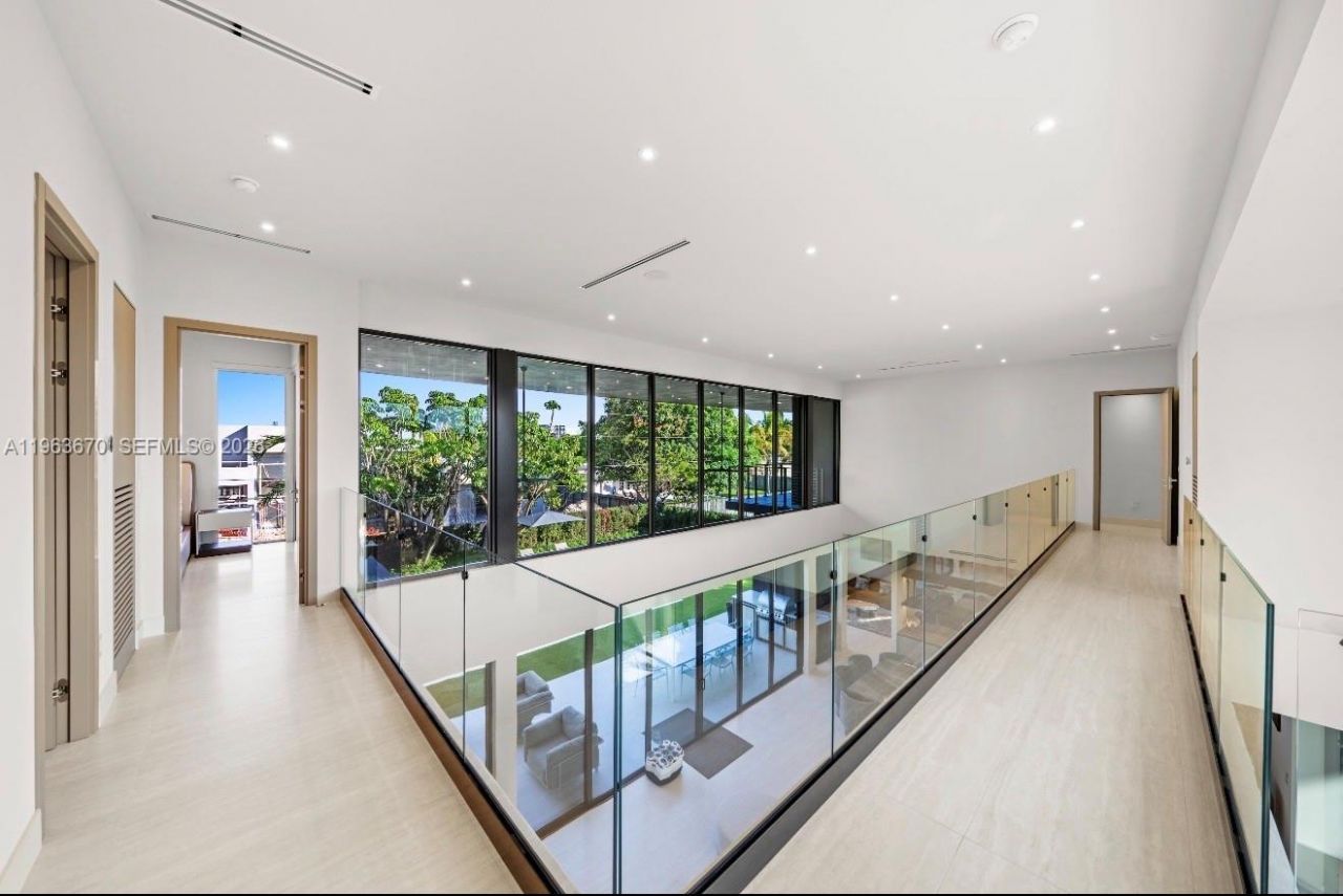 19701 NE 21st Ct, Miami, FL 33179 Photo