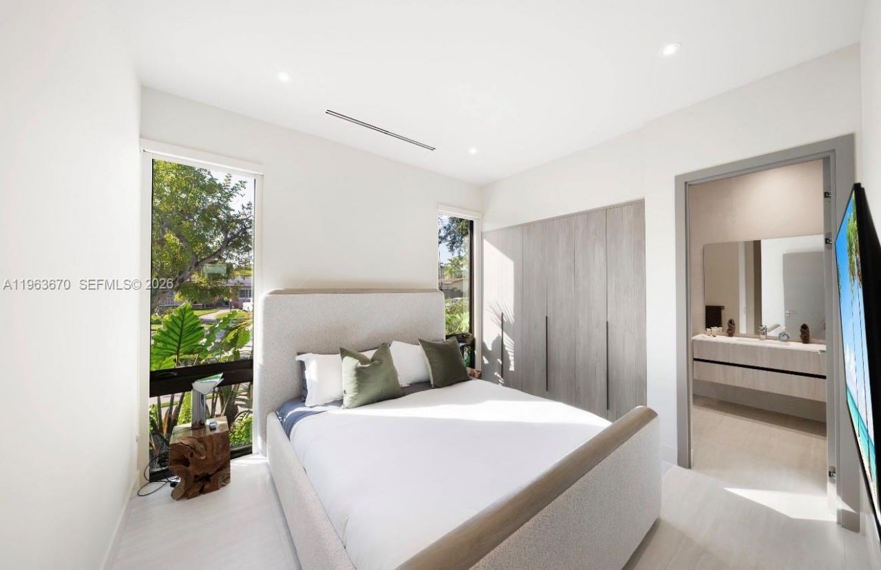 19701 NE 21st Ct, Miami, FL 33179 Photo