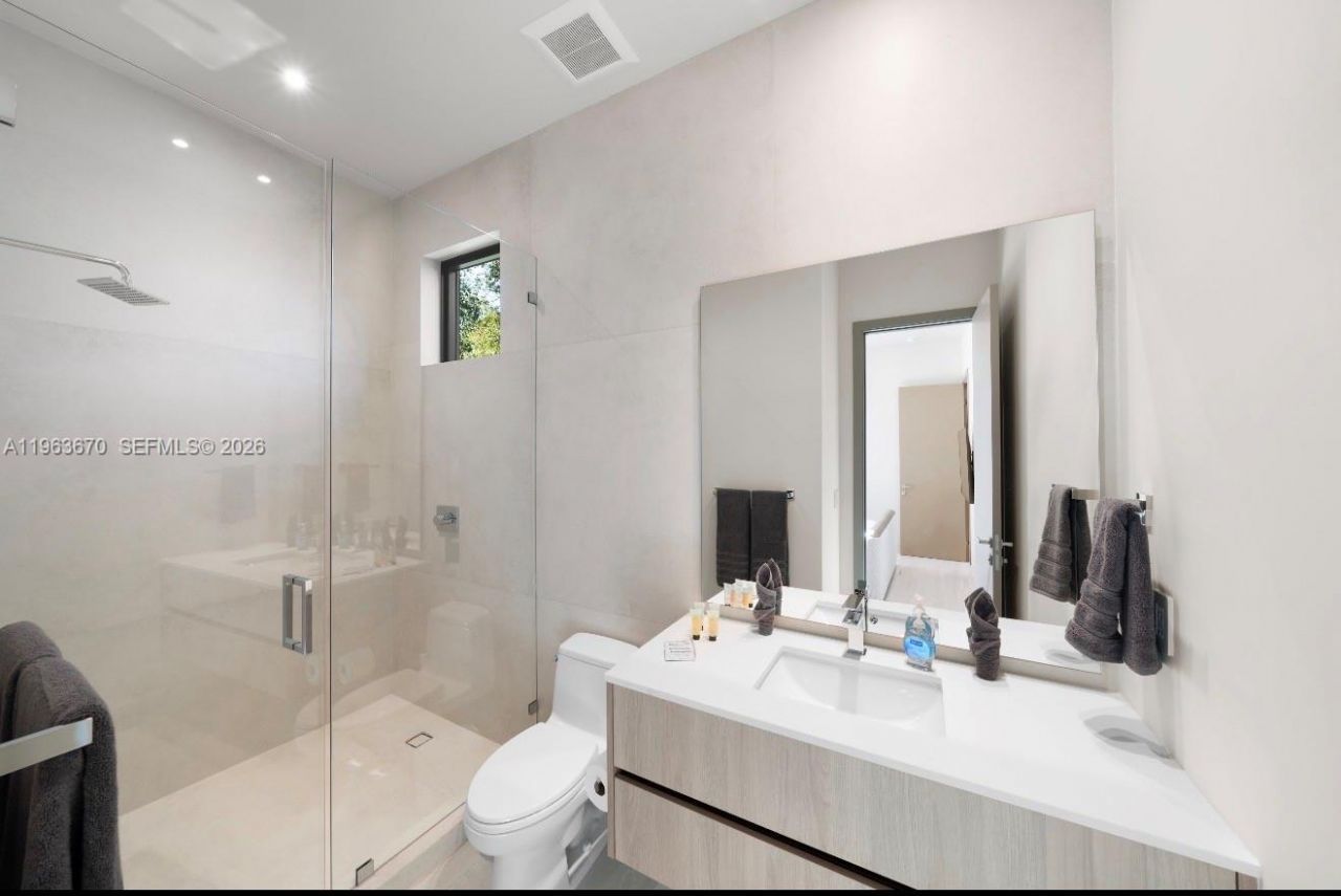 19701 NE 21st Ct, Miami, FL 33179 Photo