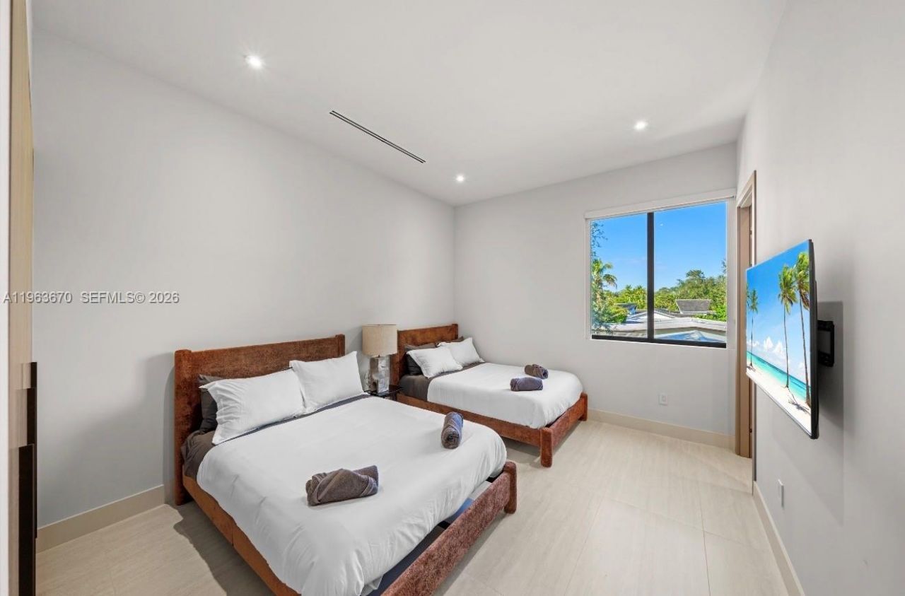 19701 NE 21st Ct, Miami, FL 33179 Photo