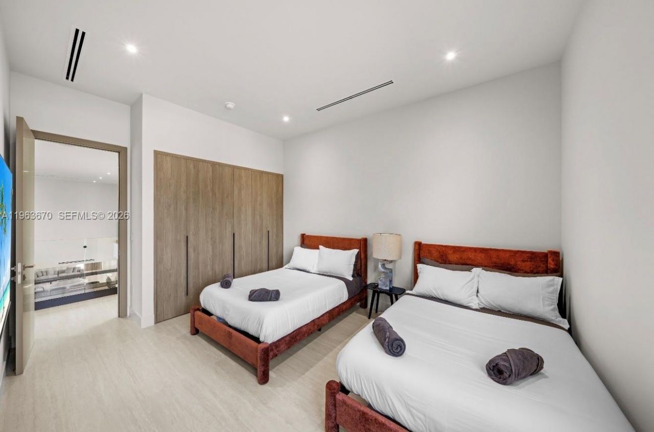 19701 NE 21st Ct, Miami, FL 33179 Photo