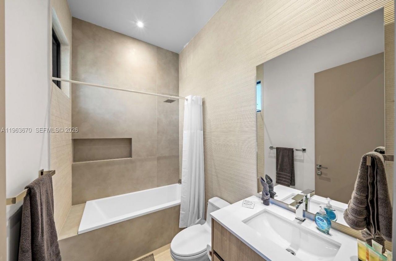 19701 NE 21st Ct, Miami, FL 33179 Photo