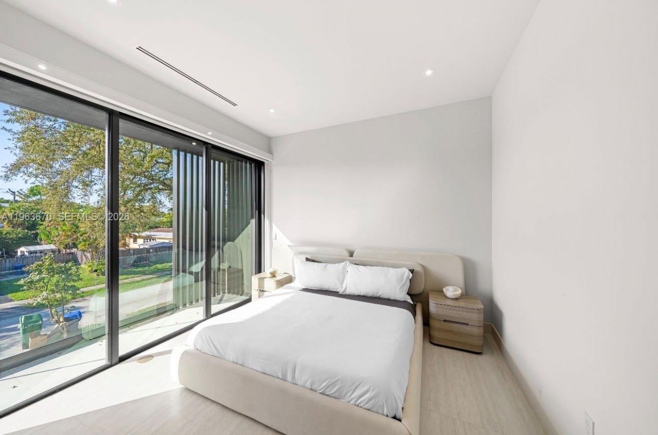 19701 NE 21st Ct, Miami, FL 33179 Photo