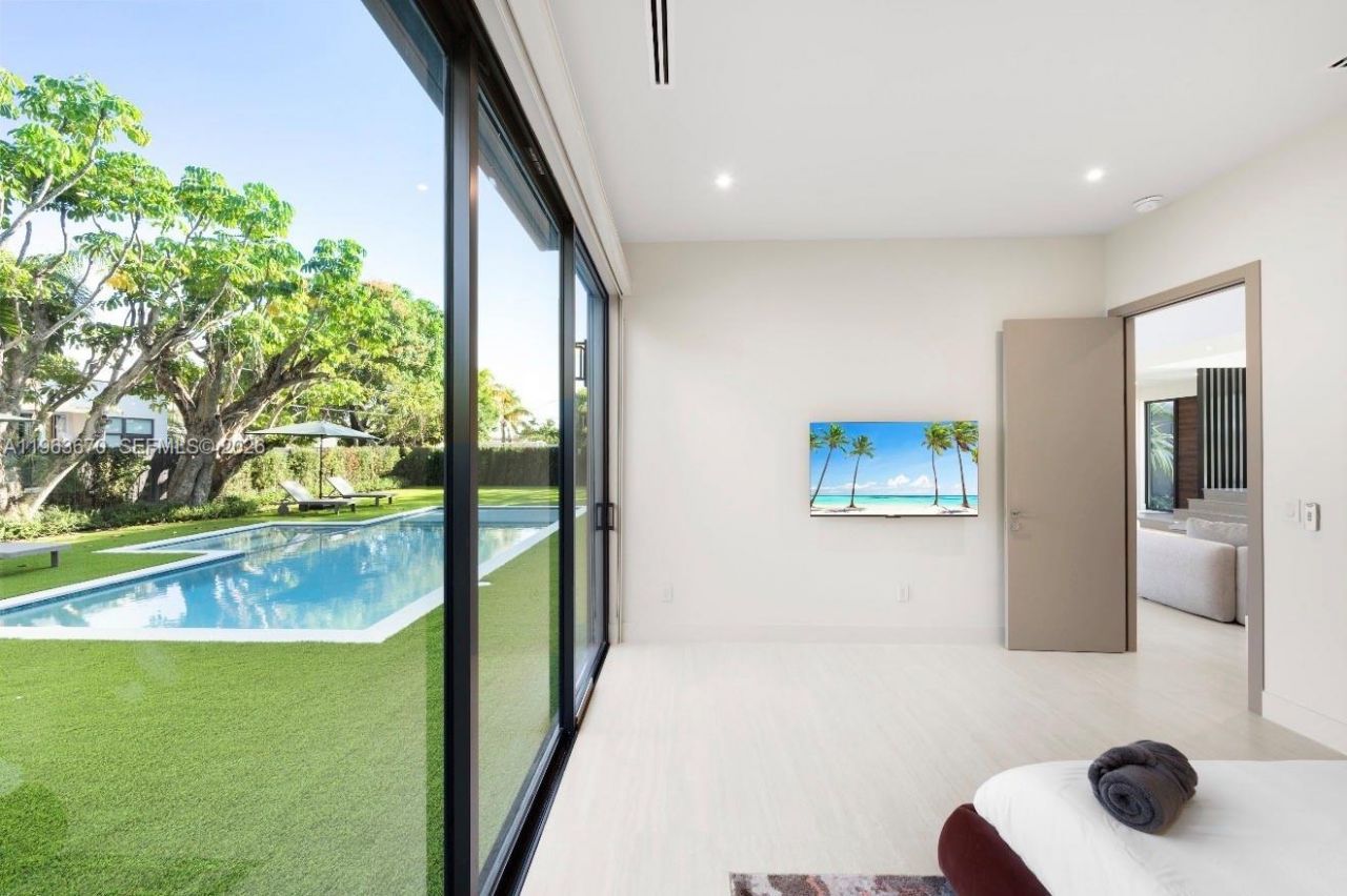 19701 NE 21st Ct, Miami, FL 33179 Photo