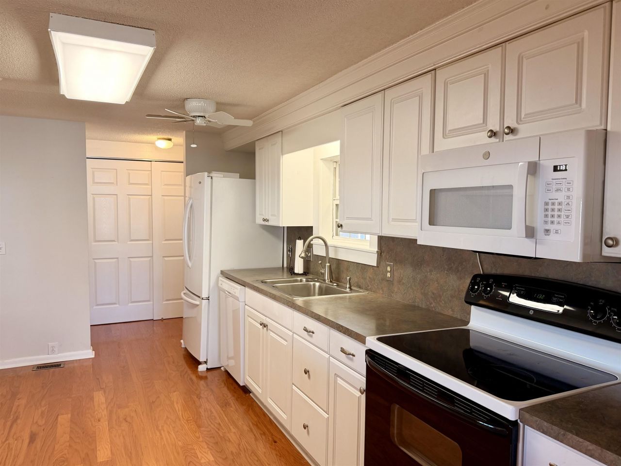 426 East Lake Dr.  Photo 5