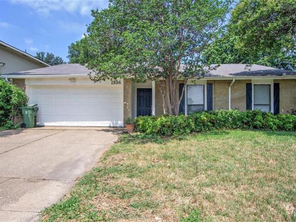 1934 Lost Creek Drive, Arlington, TX 76006