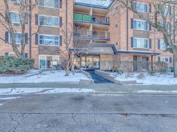 1107 S Old Wilke Road, Unit 103, Arlington Heights, IL 60005
