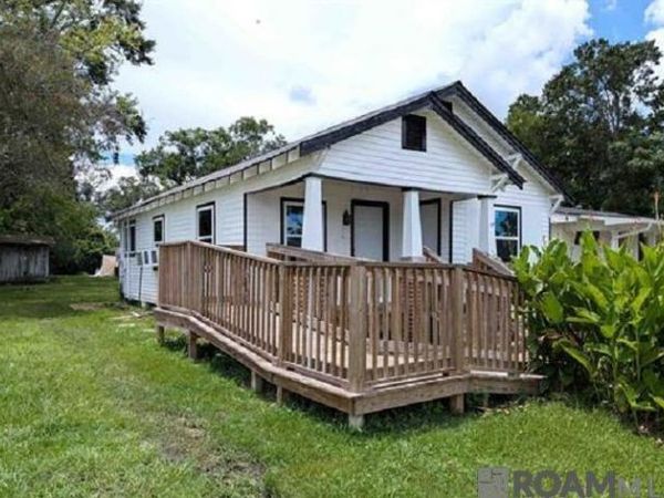 515 E New River Rd, Gonzales, LA 70737