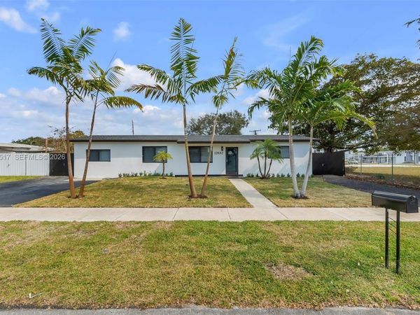 17887 78th Pl, Hialeah, FL 33015