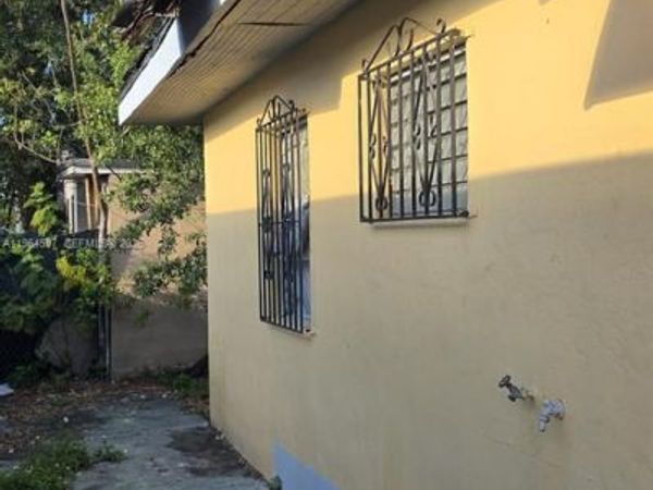 1511 NW 64th St , Miami, FL 33147