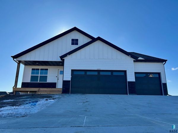 2205 E Bergen Cir, Brandon, SD 57005