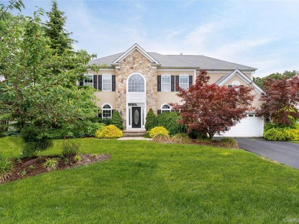 48 Avolet Court , Mount Sinai, NY 11766