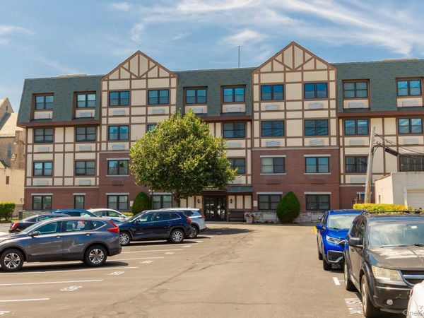 55 Clinton Avenue, Unit 403, Rockville Centre, NY 11570