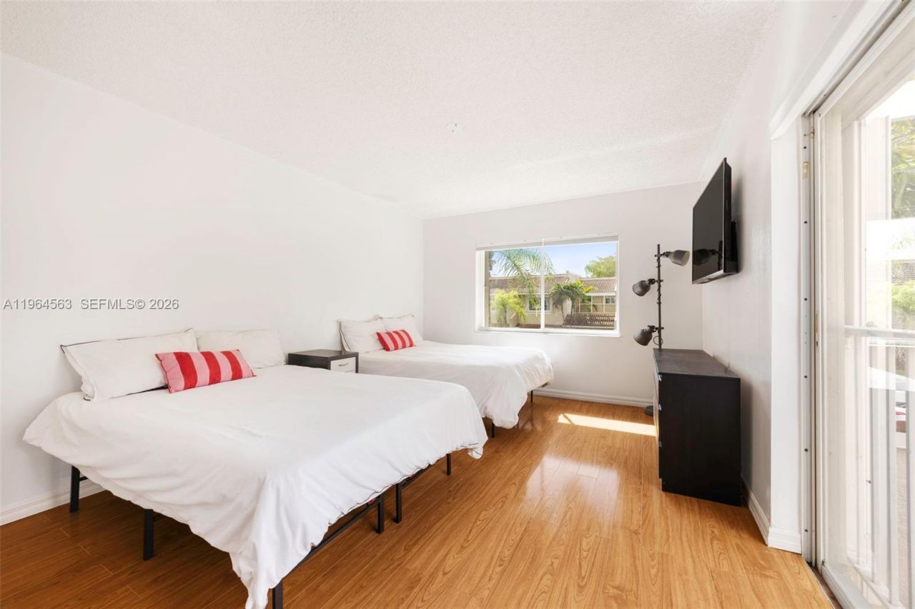 10233 NW 52nd Ln, Doral, FL 33178 Photo