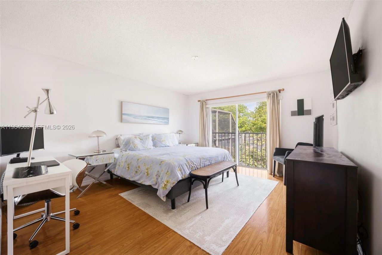 10233 NW 52nd Ln, Doral, FL 33178 Photo