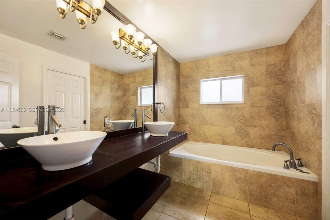 10233 NW 52nd Ln, Doral, FL 33178 Photo