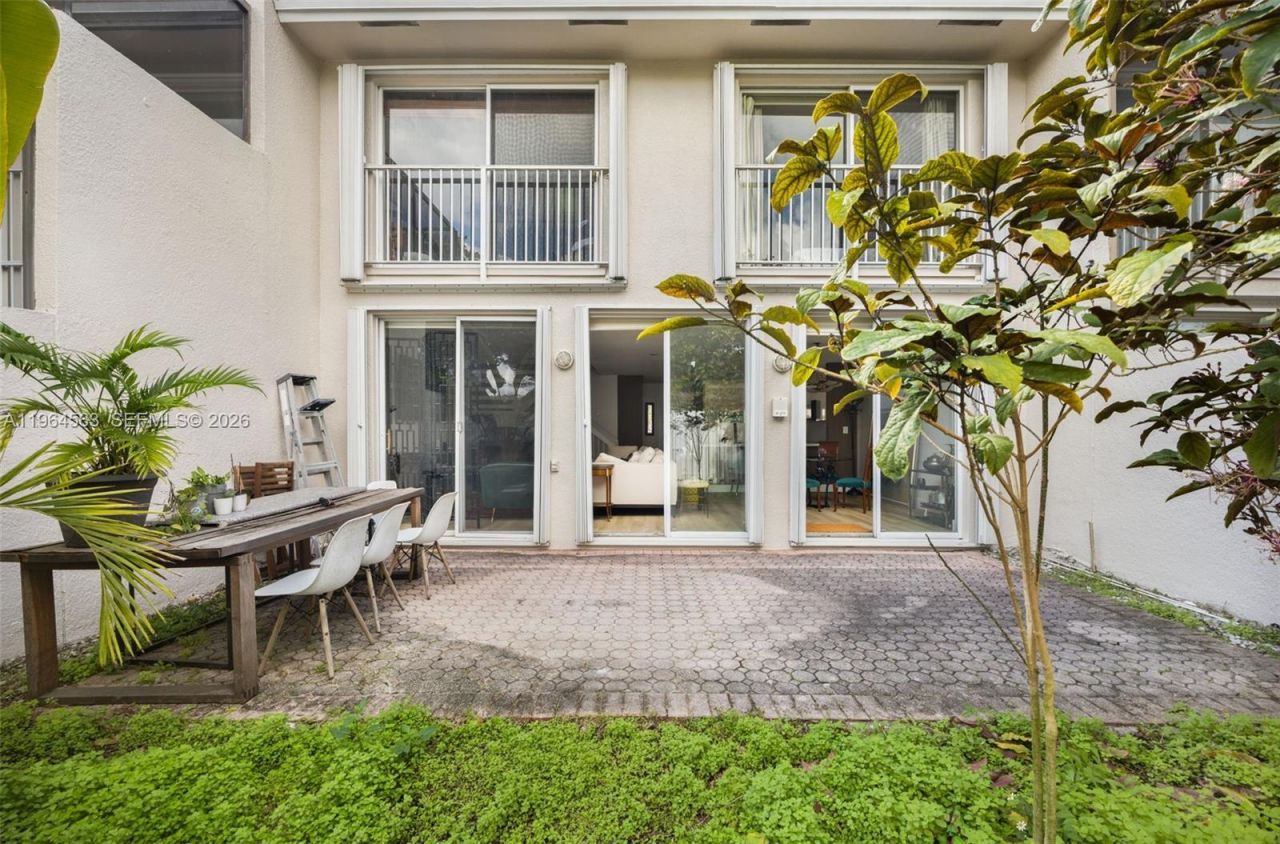 10233 NW 52nd Ln, Doral, FL 33178 Photo