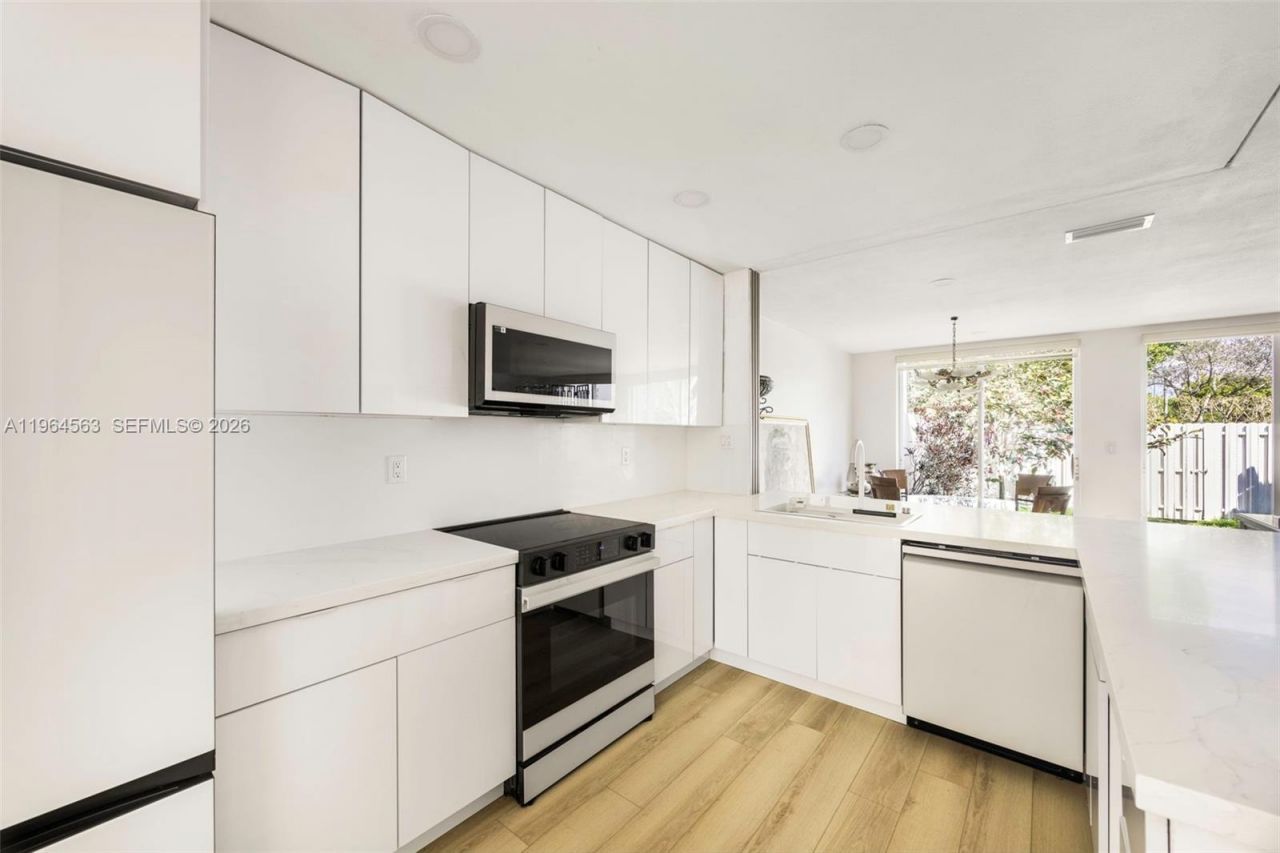 10233 NW 52nd Ln, Doral, FL 33178 Photo