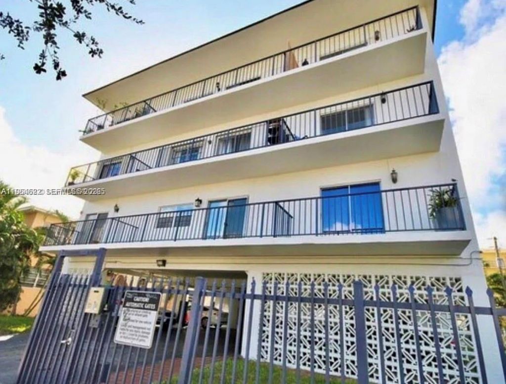 1960 Marseille Dr, Unit 204, Miami Beach, FL 33141 Photo