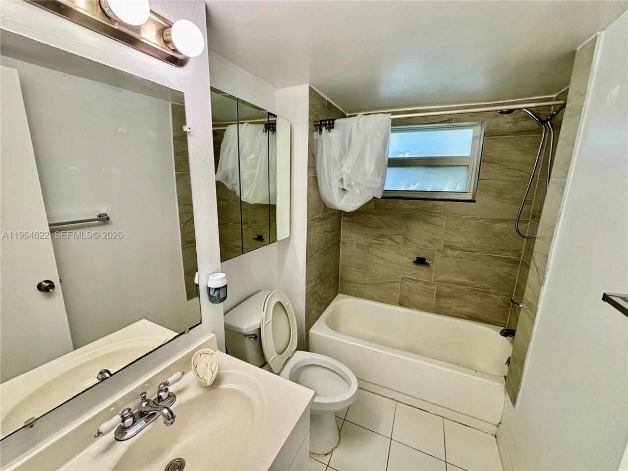 1960 Marseille Dr, Unit 204, Miami Beach, FL 33141 Photo