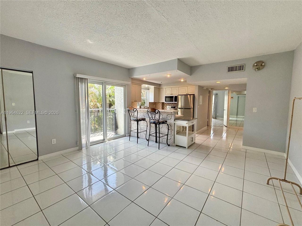 1960 Marseille Dr, Unit 204, Miami Beach, FL 33141 Photo