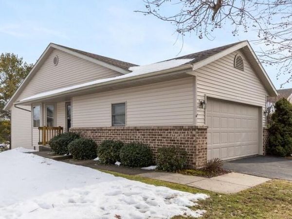 998 Country Gardens Drive NW, Grand Rapids, MI 49534