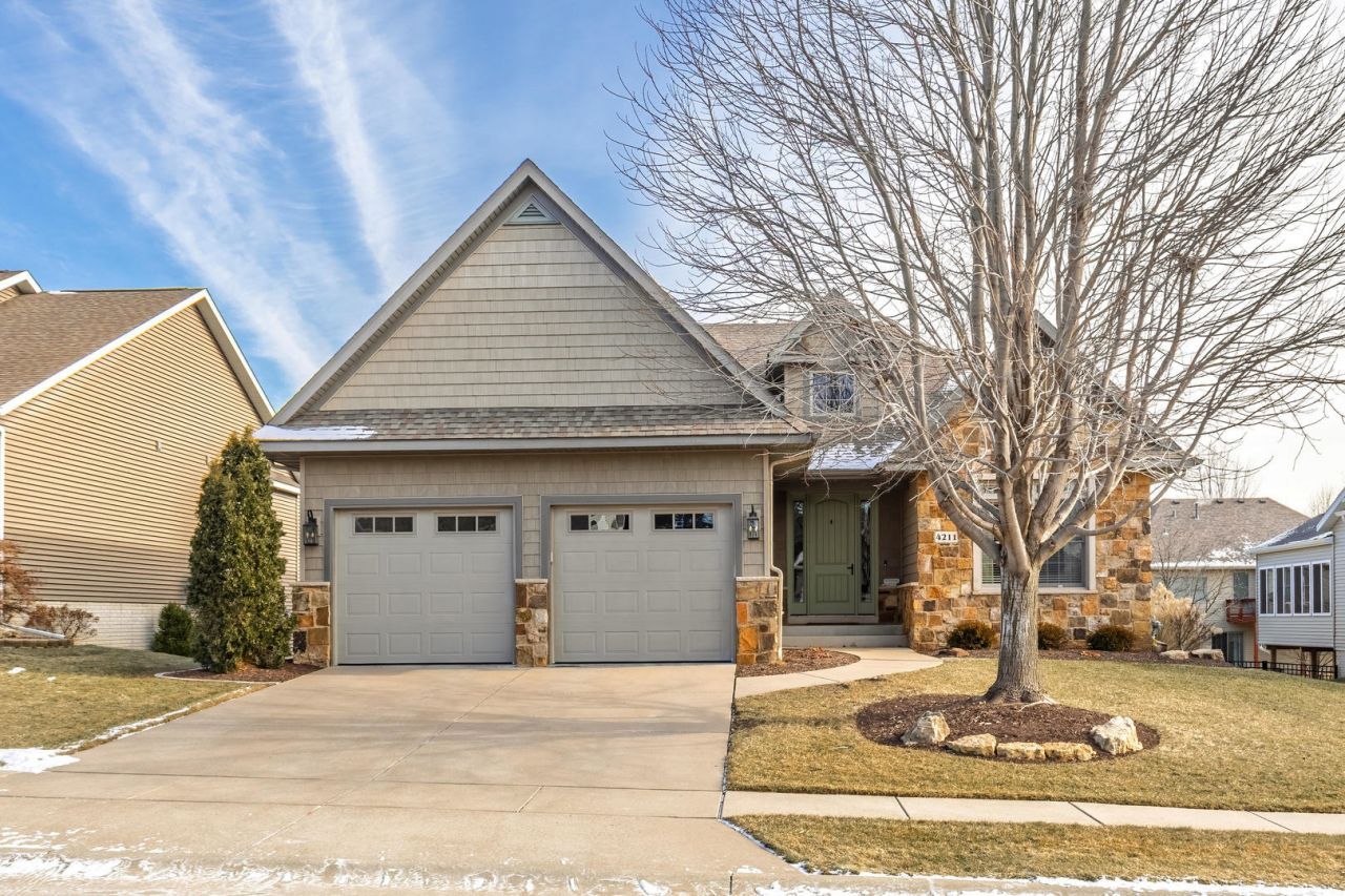 4211 W Kingston Circle, Bettendorf, IA 52722 Main Photo